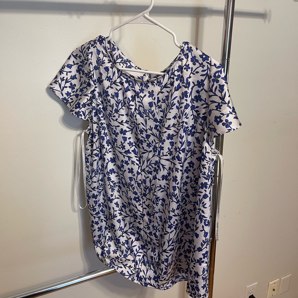 Blouse, size 1x, great condition, color/ blue, black, white